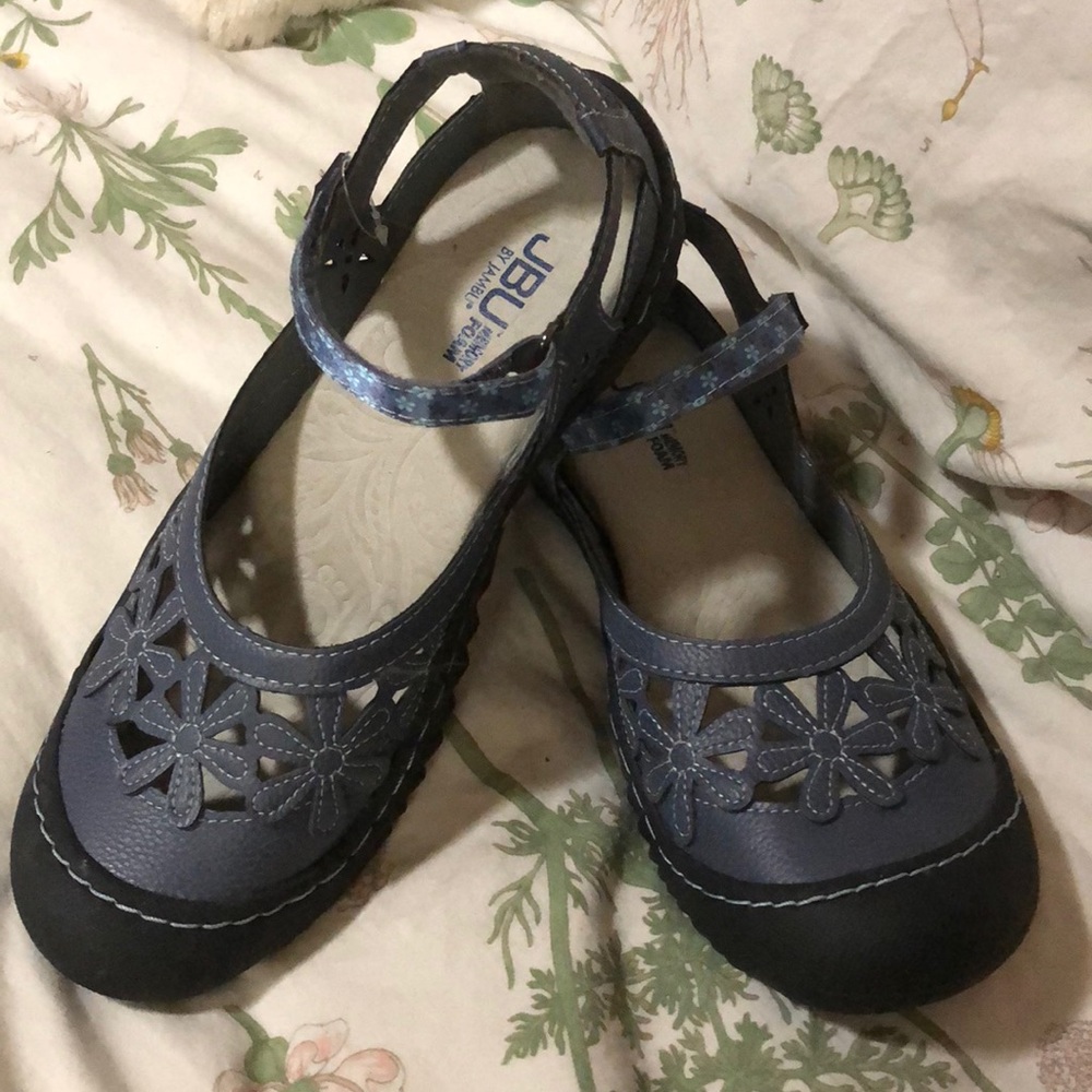 Comfortable walking shoes !